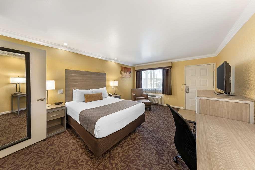 Best Western Hanford Inn Room photo